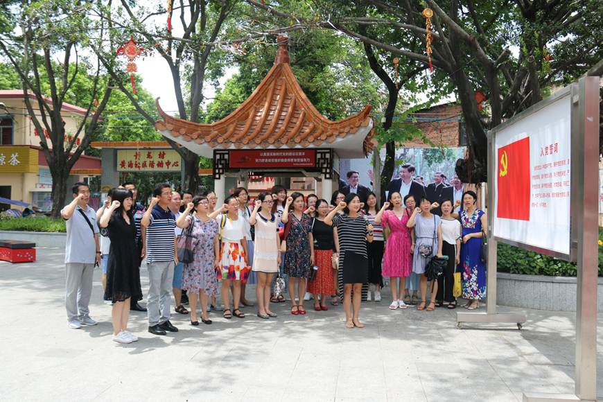 说明: D:\2018年新闻\2018年7月13日+外语学院党总支开展“加强党建,永葆先进”主题党日活动\学院党总支部主题党日活动(2018.7.12) (18)_爱奇艺.jpg