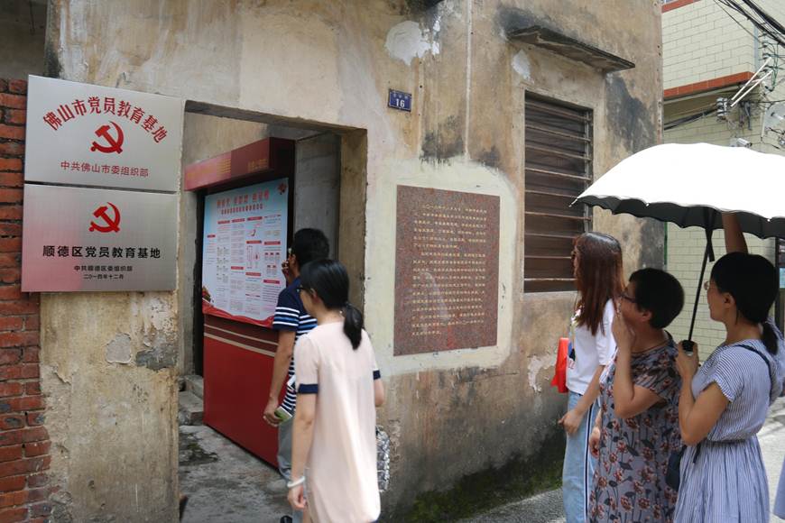 说明: D:\2018年新闻\2018年7月13日+外语学院党总支开展“加强党建,永葆先进”主题党日活动\学院党总支部主题党日活动(2018.7.12) (27)_爱奇艺.jpg