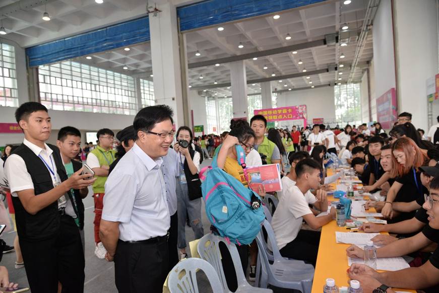 说明: D:\2018年新闻\9.8迎新\选\校领导\DSC_5212.JPG