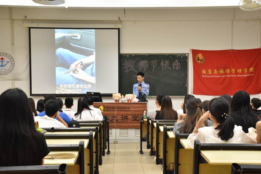 说明: D:\2018年新闻\9月10日 酒管学院联手校法律协会共同举办交通安全教育讲座\同学们认真聆听.jpg