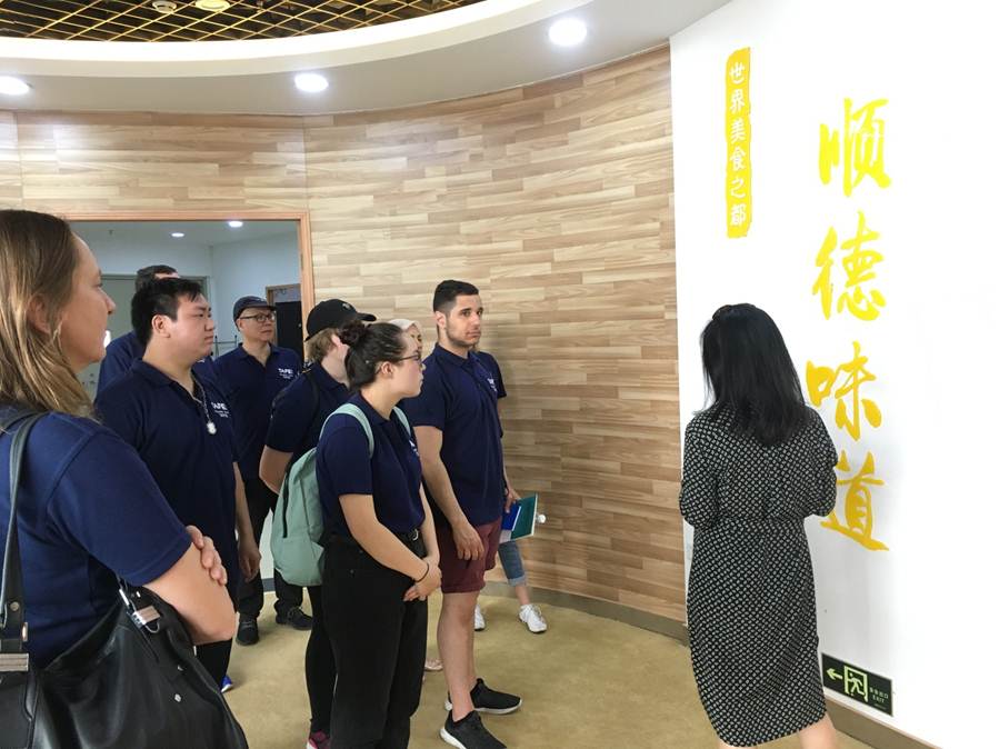 说明: D:\2018年新闻\9月11日 澳大利亚TAFE北悉尼学院学生交流团来访taptap\参观烹饪实训中心.jpg