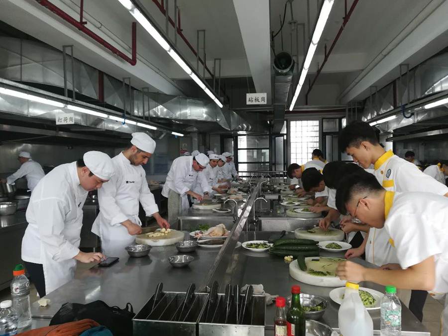 说明: D:\2018年新闻\9月11日 澳大利亚TAFE北悉尼学院学生交流团来访taptap\交流团与学生共同上实训课程.jpg