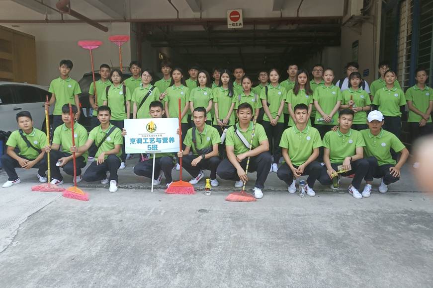 说明: D:\2018年新闻\9月11日 酒管学院组织18级全体新生参加校园清洁劳动\班级合影.jpg