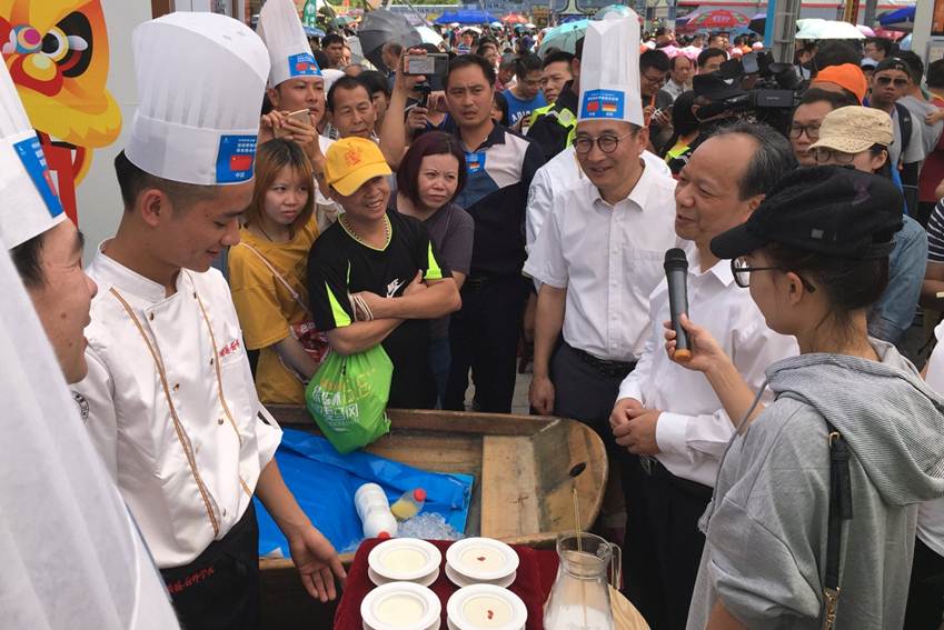 说明: D:\2018年新闻\taptap顺德厨师学院组织师生服务顺德美食节，推动落实“粤菜师傅工程\微信图片_20181009103340.jpg