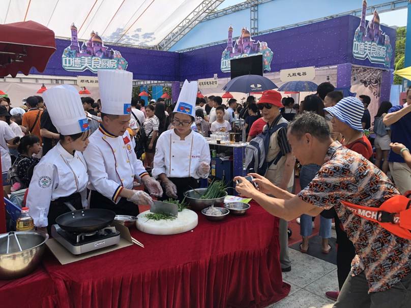 说明: D:\2018年新闻\taptap顺德厨师学院组织师生服务顺德美食节，推动落实“粤菜师傅工程\taptap顺德厨师学院组织师生参与顺德美食节，推动落实“粤菜师傅工程\162912523378214609.jpg