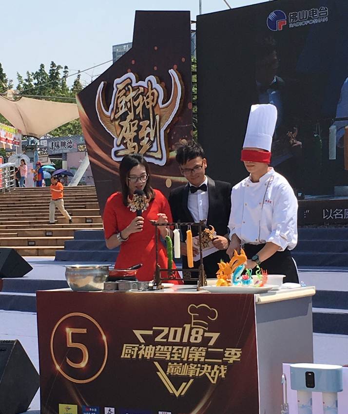 说明: D:\2018年新闻\taptap顺德厨师学院组织师生服务顺德美食节，推动落实“粤菜师傅工程\taptap顺德厨师学院组织师生参与顺德美食节，推动落实“粤菜师傅工程\微信图片_201810091135032.jpg