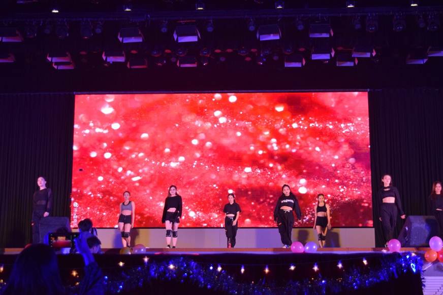 说明: D:\2018年新闻\10月17日 酒店与旅游管理学院举办2018级新生迎新晚会\W舞团表演.jpg