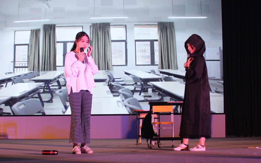 说明: D:\2018年新闻\10月17日 酒店与旅游管理学院举办2018级新生迎新晚会\‘天哪，不会演’话剧队表演.jpg