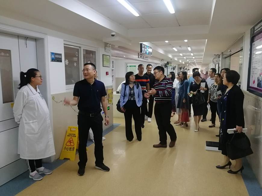 说明: D:\2018年新闻\2018年10月19日taptap心理健康教师前往伍仲珮纪念医院交流学习\院区参观.jpg