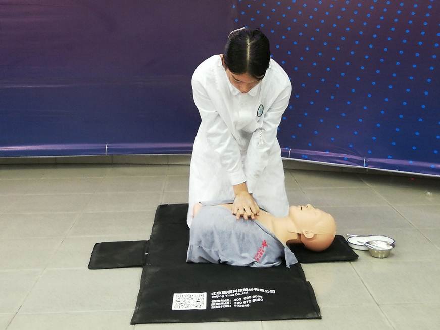 说明: D:\2018年新闻\11.14 医药卫生学院成功举办第四届心肺复苏急救技能大赛\专业组参赛选手展示.jpg