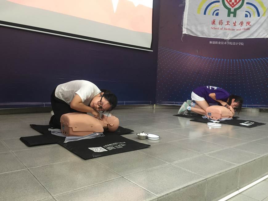 说明: D:\2018年新闻\11.14 医药卫生学院成功举办第四届心肺复苏急救技能大赛\非专业组参赛选手展示.jpg