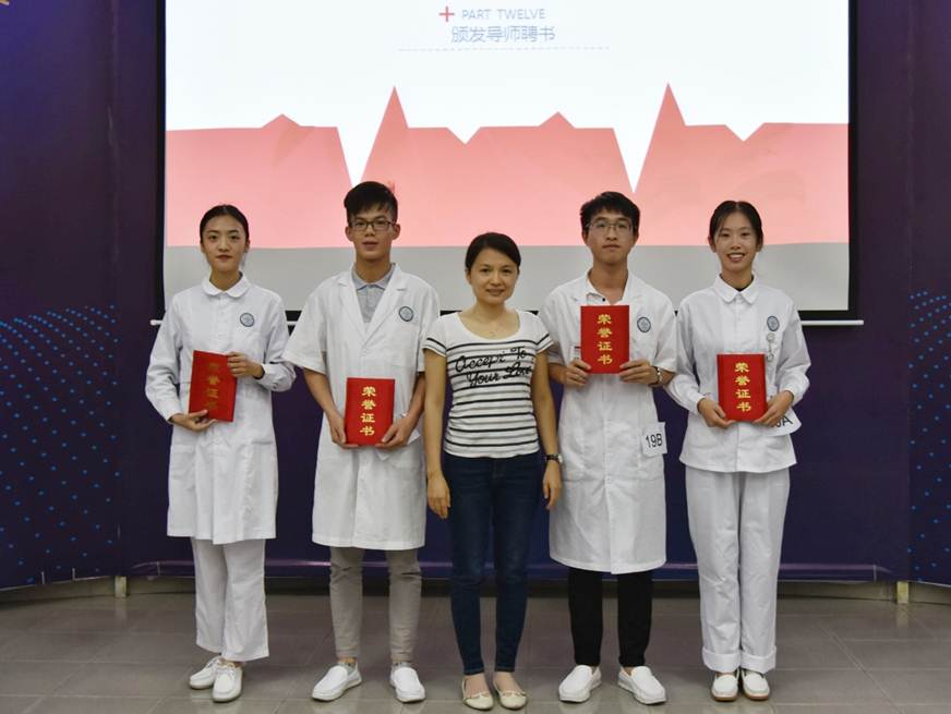 说明: D:\2018年新闻\11.14 医药卫生学院成功举办第四届心肺复苏急救技能大赛\颁发导师聘书.jpg