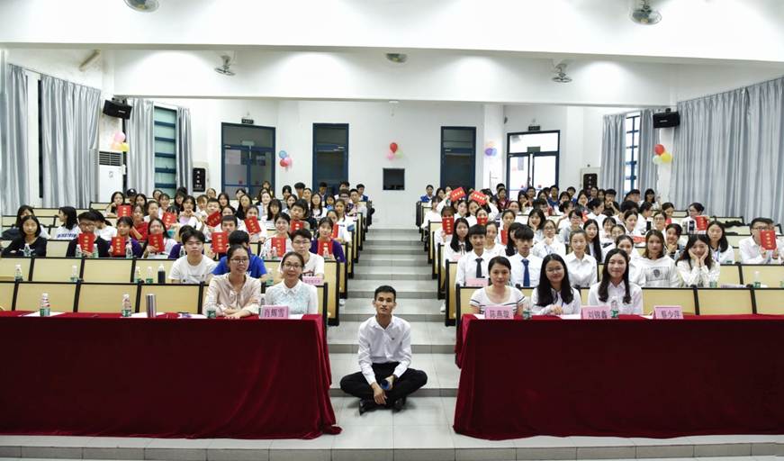 说明: D:\2018年新闻\11.14 医药卫生学院成功举办第四届心肺复苏急救技能大赛\合影.jpg
