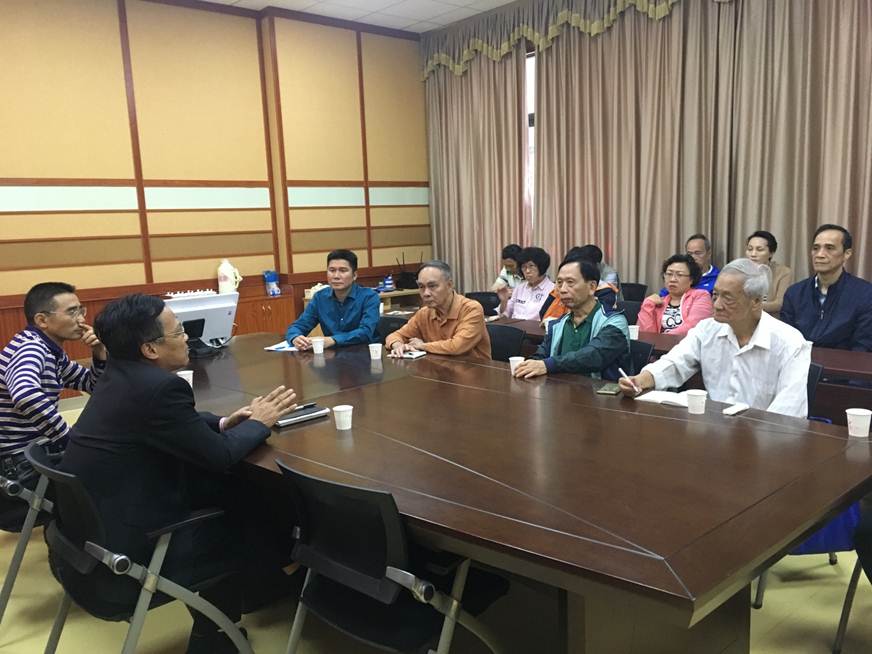 说明: D:\2018年新闻\181115 工会 taptap关工委委员到韶关学院交流学习新闻\1、交流.JPG