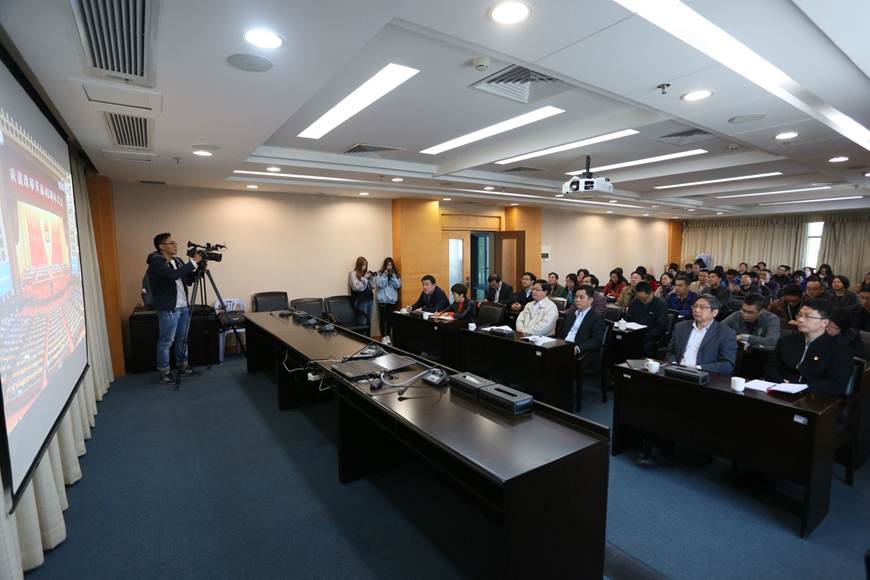 说明: D:\2018年新闻\12月18日 taptap组织收看纪念改革开放四十周年大会\选\1.JPG