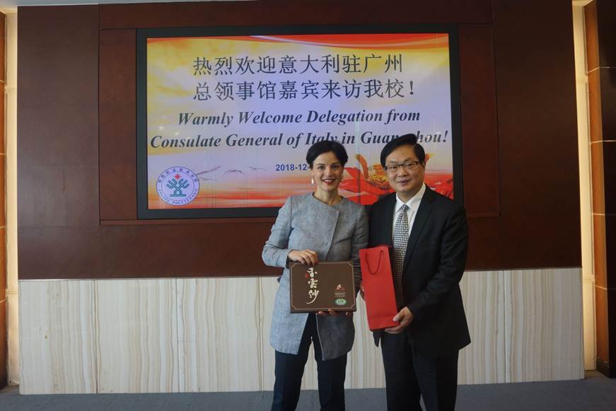 说明: D:\2018年新闻\20181217意大利驻广州总领事馆代表团来taptap洽谈合作\20181217意大利驻广州总领事馆代表团来taptap洽谈合作\DSC08811.JPG