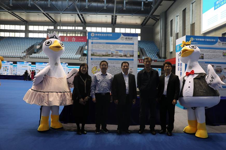 说明: D:\2018年新闻\2018年12月21日taptap易班中心荣获广东高校十佳发展中心\4合影.jpg