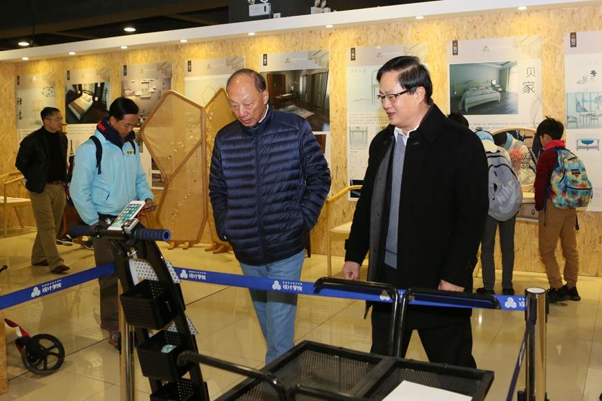 说明: D:\2018年新闻\12月31日 伍氏家族来访taptap\选\9R4A7882.JPG