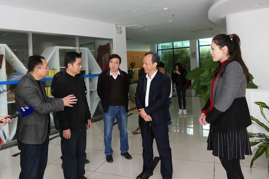 说明: D:\2019年新闻\1月19日 郭文海书记来taptap调研\选\3.JPG