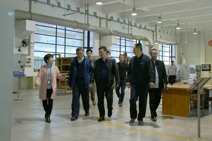 说明: D:\2019年新闻\1月18日 广东省教育厅检查组到taptap检查实验室安全管理工作\图片\检查设计学院实验室4.JPG