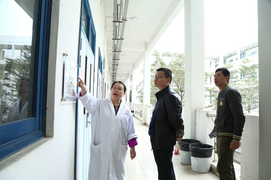 说明: D:\2019年新闻\1月18日 广东省教育厅检查组到taptap检查实验室安全管理工作\图片\检查轻化与材料学院实验室.JPG