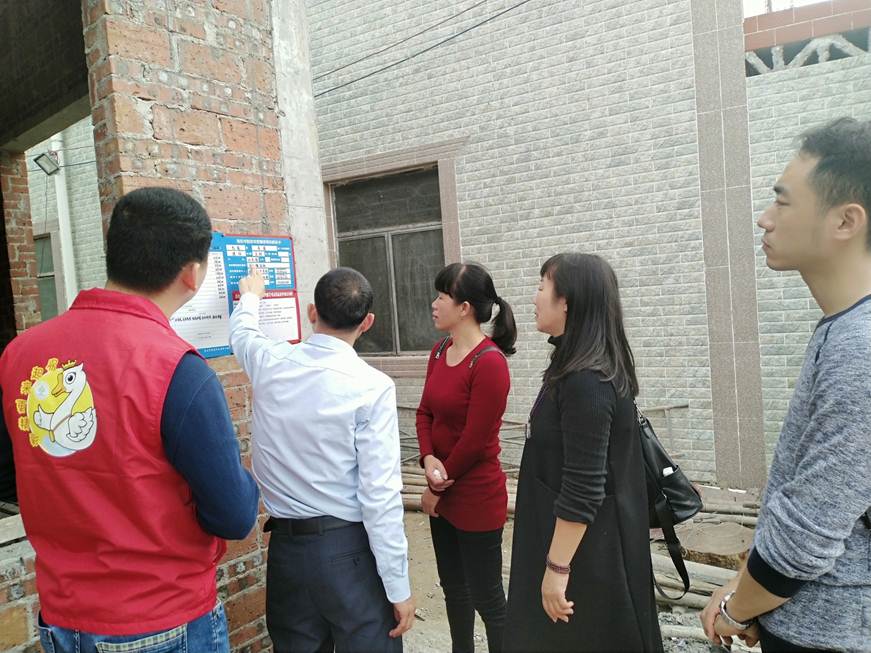 说明: D:\2019年新闻\2019.13.走访家庭经济困难学生\慰问走访照片.jpg