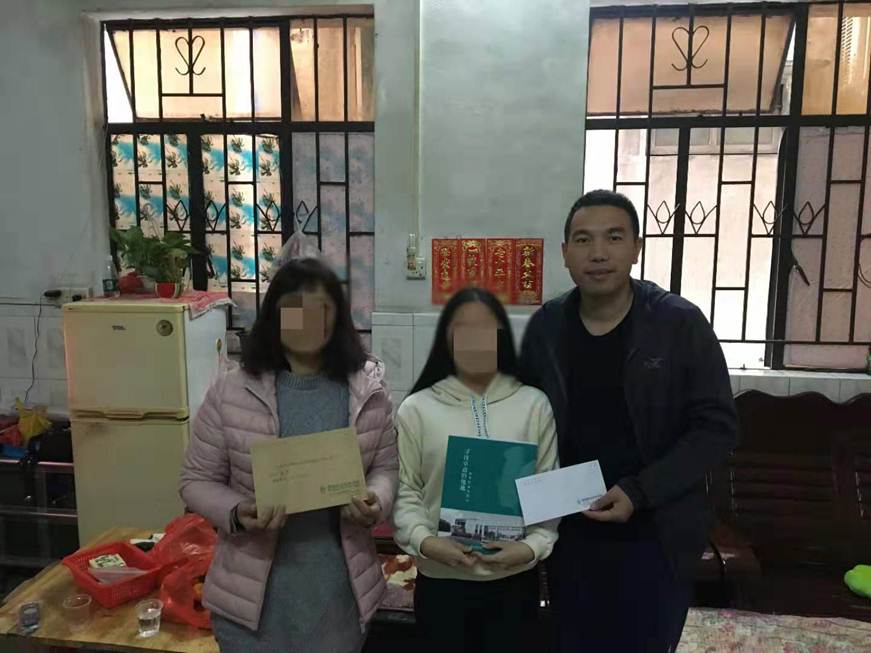 说明: D:\2019年新闻\3月1日 “冷冷冬日，暖暖关怀”——商学院党总支组织走访慰问贫困学生家庭\慰问现场.jpg