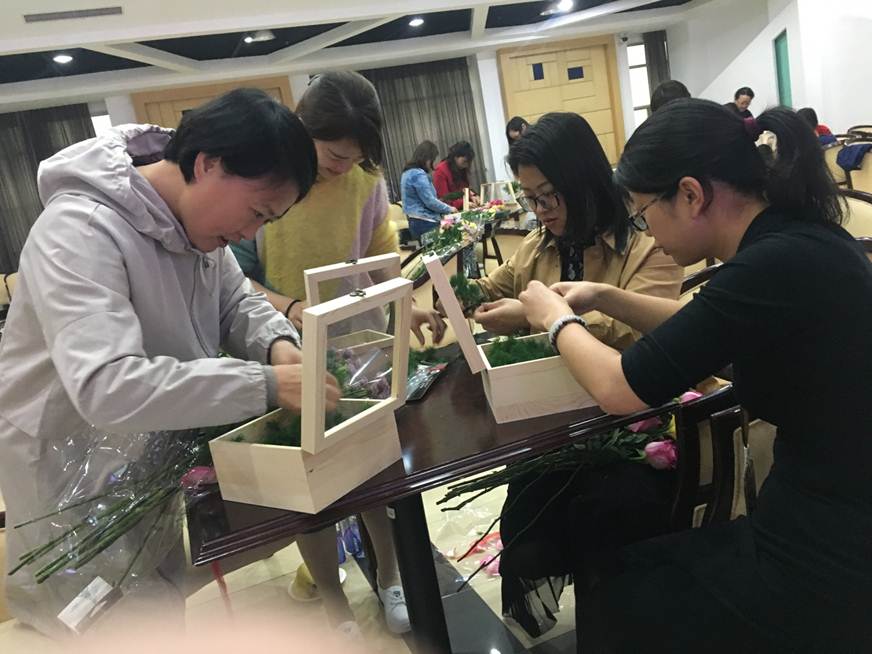 说明: D:\2019年新闻\3月6日 工会 工会举办“春暖花开 情融顺职”女教职工插花培训新闻\3、制作.JPG