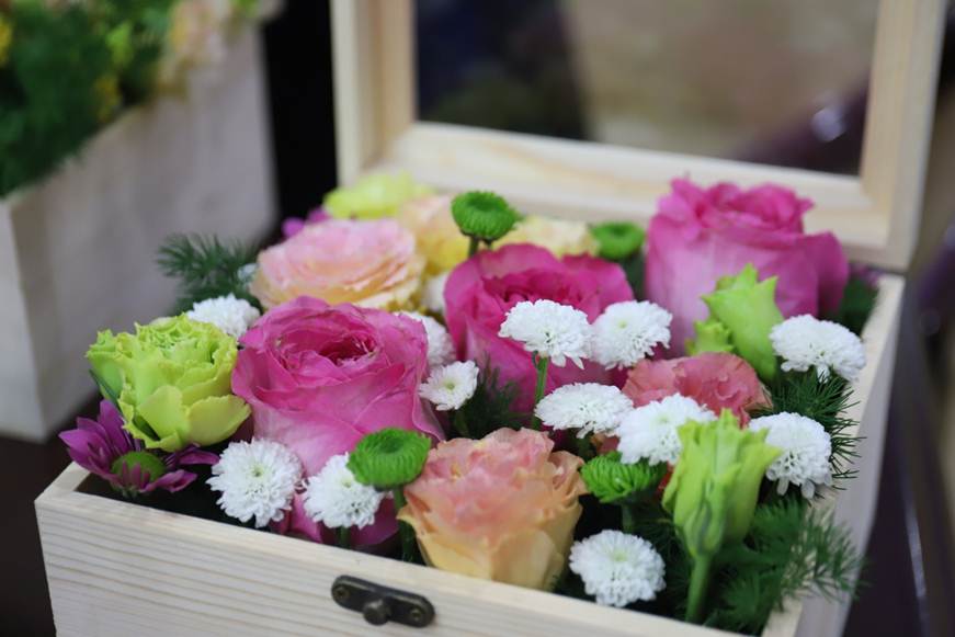 说明: D:\2019年新闻\3月6日 工会 工会举办“春暖花开 情融顺职”女教职工插花培训新闻\5、成果.jpg