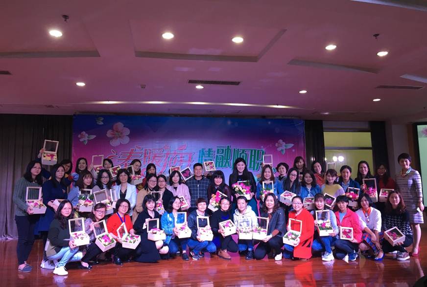 说明: D:\2019年新闻\3月6日 工会 工会举办“春暖花开 情融顺职”女教职工插花培训新闻\1、合影.jpg