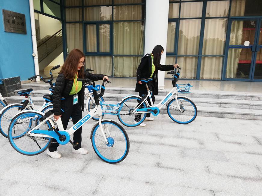 说明: D:\2019年新闻\3.11督学督导促学风，全员联动齐参与——医药卫生学院学风建设再上新台阶\3.11督学督导促学风，全员联动齐参与——医药卫生学院学风建设再上新台阶\学生干部引导学生正确停放自行车.jpg