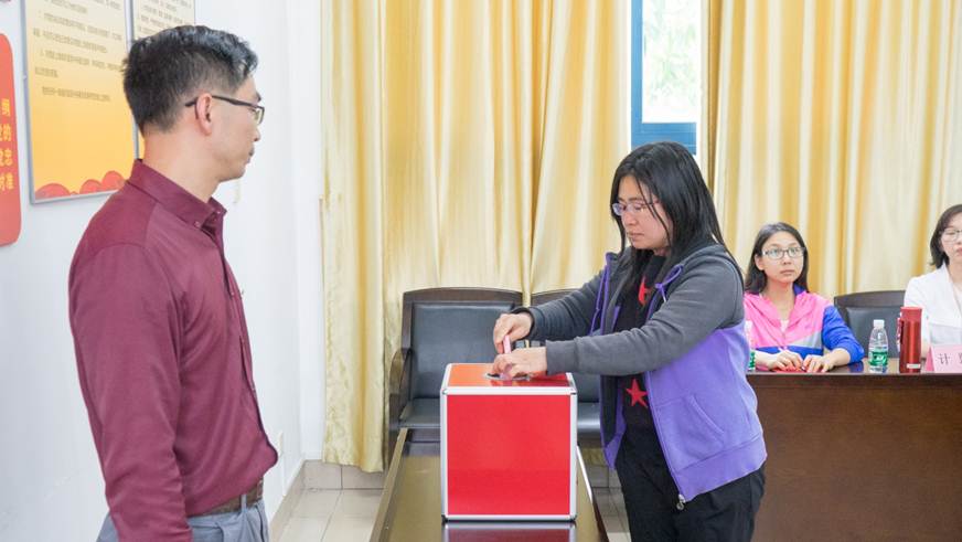 说明: D:\2019年新闻\3.13医药卫生学院党总支部顺利召开换届选举党员大会\无记名投票.jpg