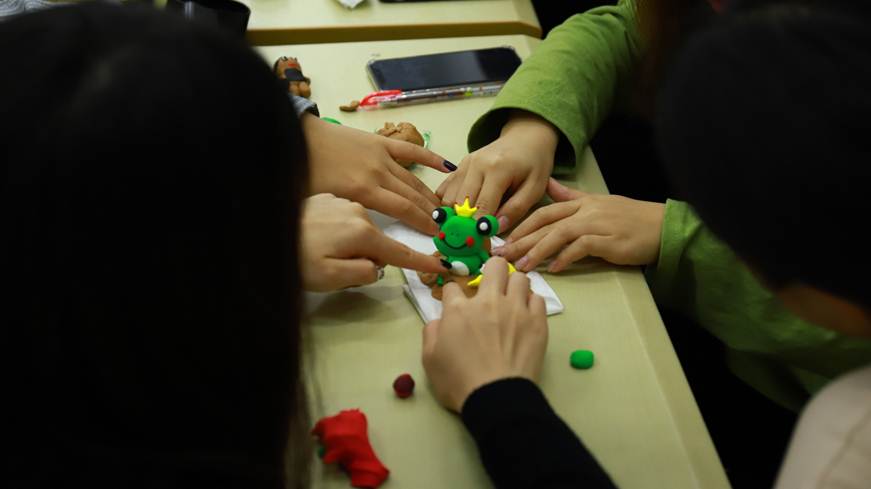 说明: F:\Users\Administrator\Desktop\3月27日 商学院心理健康月系列活动之“陶泥融情，共筑心城”团队手工制作活动顺利举行\制作.JPG