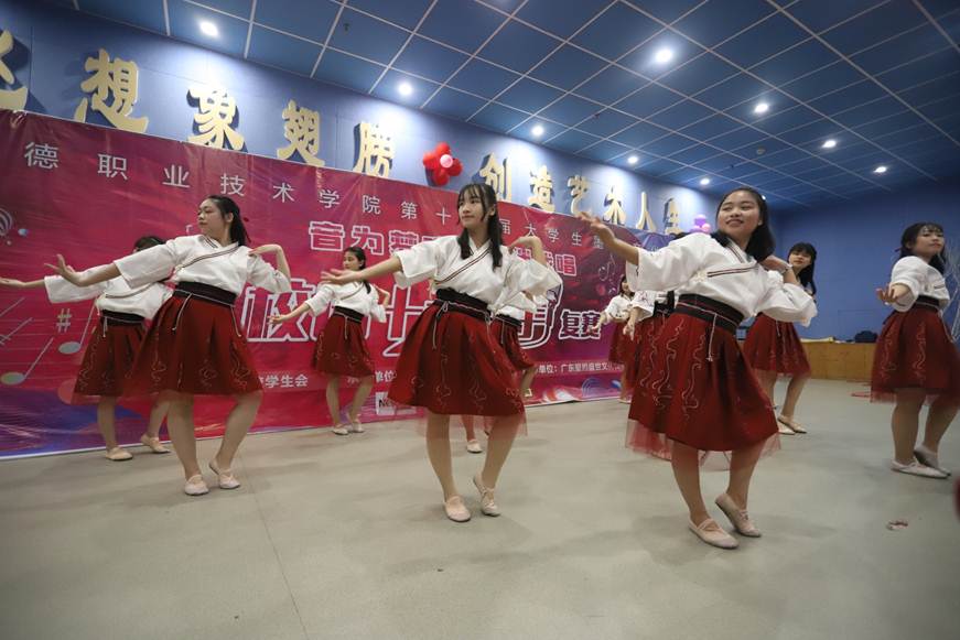 说明: D:\2019年新闻\3月27日 taptap第十九届大学生墨子文化节之“音为梦想，乐伴我唱”校园十大歌手复赛顺利举行\舞蹈表演.JPG