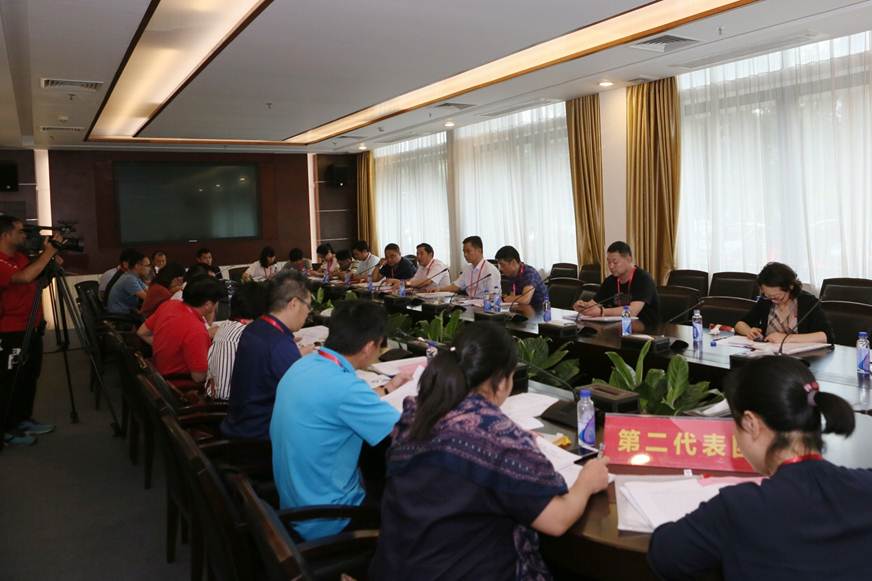 说明: D:\2019年新闻\4月11日 双代会\选\各代表团\9R4A0173.JPG