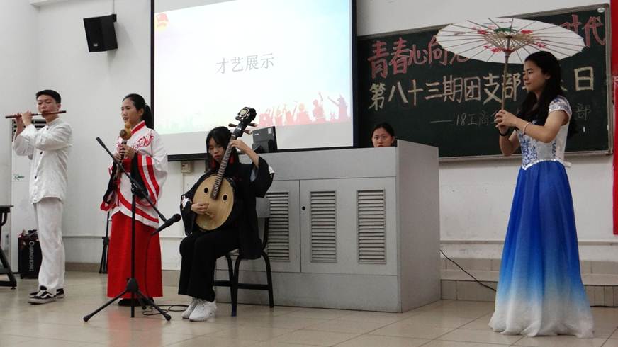 说明: D:\2019年新闻\4月11日 商学院举办团支部联系日活动\02 表演-民乐合奏.JPG