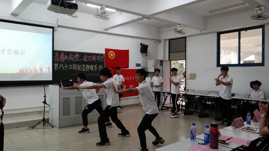 说明: D:\2019年新闻\4月11日 商学院举办团支部联系日活动\02 表演-武术.JPG