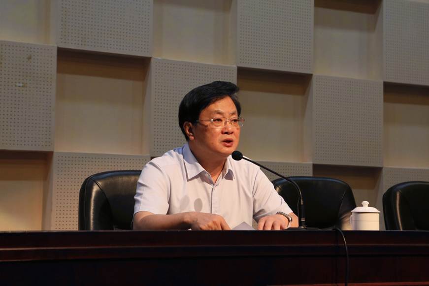 说明: D:\2019年新闻\4月18日 taptap举行首届科技工作大会\选\13夏伟校长作总结讲话.JPG