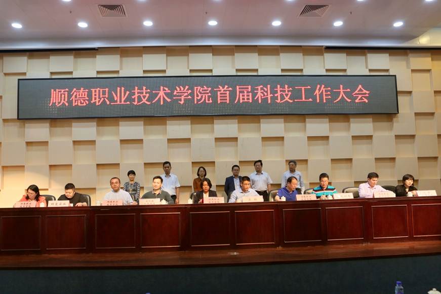 说明: D:\2019年新闻\4月18日 taptap举行首届科技工作大会\选\7签约仪式.JPG