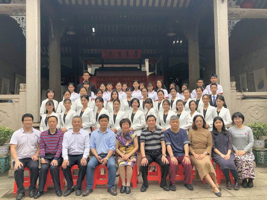 说明: D:\2019年新闻\人文学院非遗名家进课堂新闻稿\活动合影.jpg