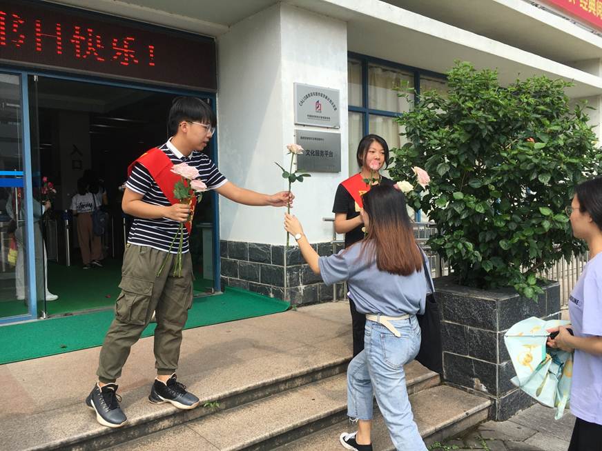 说明: D:\2019年新闻\图书在4.23世界读书日期间开展 捧书卷 赠你鲜花活动\赠人玫瑰 手留余香 .JPG