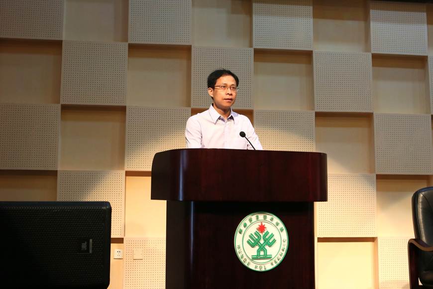 说明: D:\2019年新闻\4月22日 顺德厨师学院\选\美姑\顺德区扶贫办主任张春文.JPG