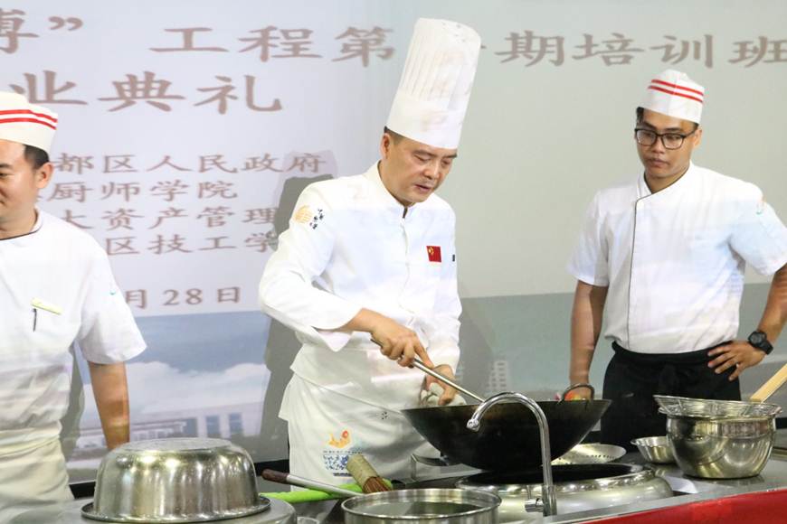 说明: D:\2019年新闻\顺大公司 顺德厨师学院花都区“粤菜师傅”工程第一期结业典礼在taptap举行\林潮带献技.JPG