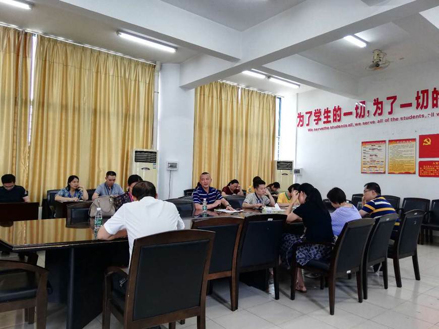 说明: D:\2019年新闻\4.30医药卫生学院组织召开学生思想意识形态\饶喜明书记讲话.jpg