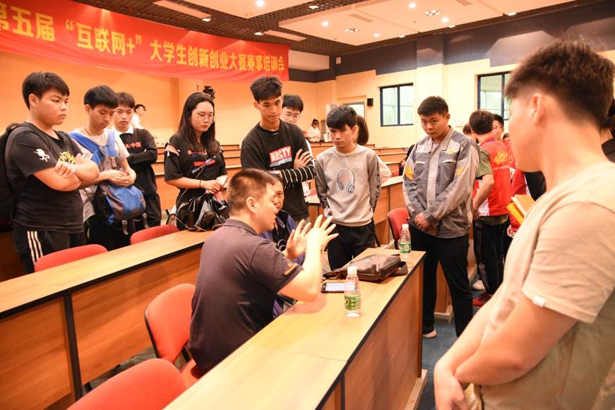 说明: D:\2019年新闻\顺德职业技术学院第五届“互联网+” 大学生创新创业大赛赛事技巧培训会0506\嘉宾与学生交流.jpg
