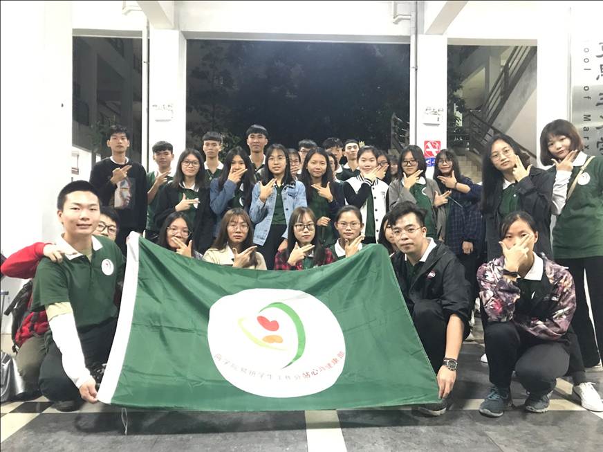 说明: D:\2019年新闻\5月5日 商学院心理健康月系列活动之“让生命之花绽放光彩”主题分享交流活动顺利举行\活动合照.jpg