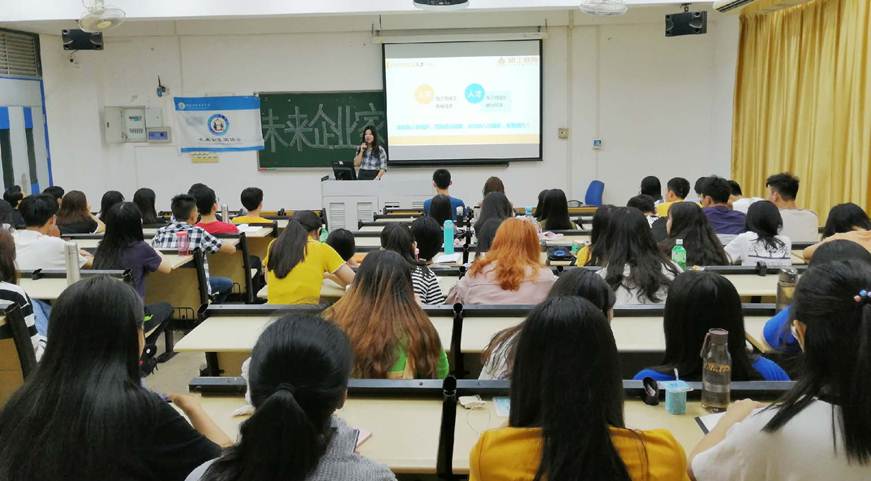 说明: D:\2019年新闻\5月15日 商学院未来企业家协会举办“企业需要怎样的人才”专题讲座\企业讲师李文霞演讲中.jpg