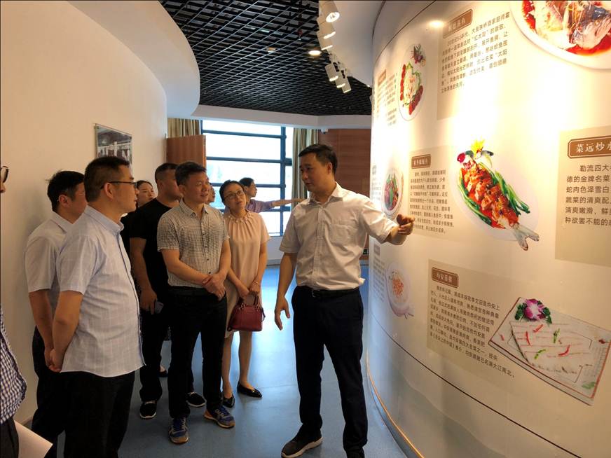 说明: D:\2019年新闻\5月16日 四川省凉山州雷波县党政代表团到学习考察\参观顺德厨师学院.jpg