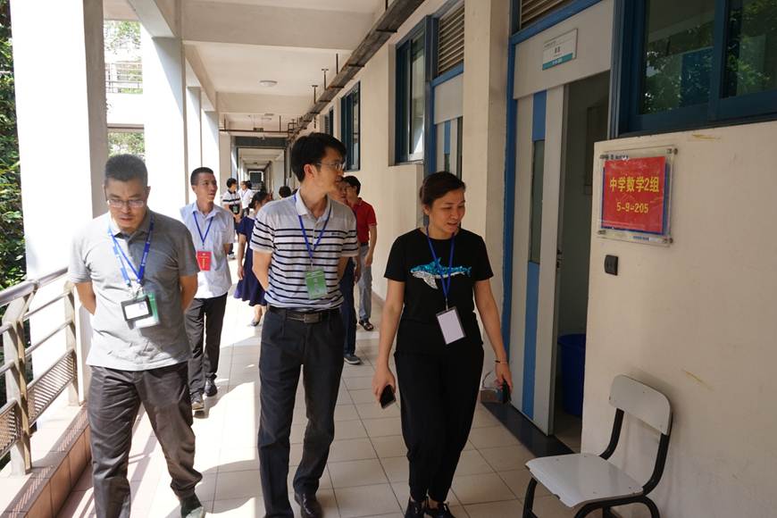 说明: D:\2019年新闻\taptap作为顺德唯一考点顺利完成考试工作\区教育局副局长冼弥冬等到考场巡视.jpg