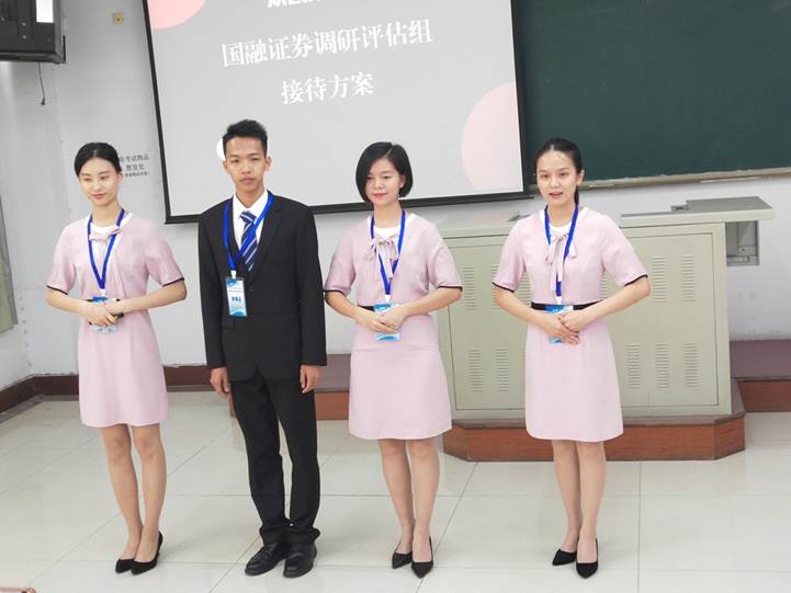 说明: D:\2019年新闻\第九届秘书大赛新闻稿\taptap选手正在进行方案汇报.jpg